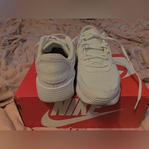 i’m selling a Pair of women’s SIZE 8 all white NIKE AIR MAX!! (barely worn) 💕👟